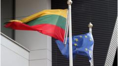 Флаги Литвы и Евросоюза на здании посольства Литвы в Борисоглебском переулке