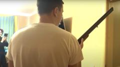 Андрей Зельцер с ружьем - кадры видеозаписи