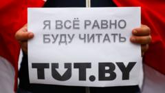 табличка с надписью "Я все равно буду читать Тутбай"