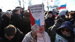 Женщина держит экземпляр Конституции России