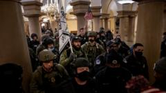 Сторонники Трампа, полиция и военные в здании Капитолия
