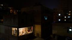 Блэкауты в Бейруте нередки. Фотография сделана в августе этого года. Свет в окнах у людей с дизельными генераторами