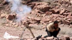 Боец арабской коалиции во главе с Саудовской Аравией стреляет из миномета в одном из йеменских поселений