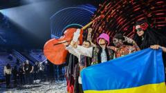 Украинская группа Kalush Orchestra на сцене с украинским флагом