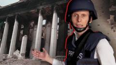 Журналистка Би-би-си Орла Герин на фоне разрушений в Лисичанске