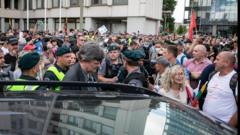 Протест против ковидных паспортов у парламента Литвы