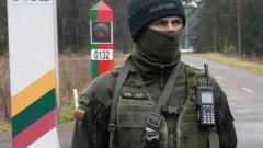 Литовские пограничники около границы с Беларусью