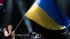 Пол Маккартни с украинским флагом