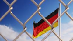 Немецкий флаг за решеткой на фоне неба