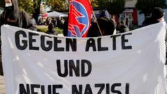 Плакат с надписью: "Против старых и новых нацистов"