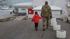 Украинский военный с ребенком
