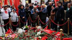 На месте взрыва на проспекте Истикляль в Стамбуле возник стихийный мемориал в память о погибших. Воскресный теракт унес жизни шести человек