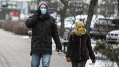 Мужчина и женщина в масках в Вильнюсе 15 декабря