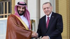 Принц Мохаммед бин Салман (на фото слева) и президент Турции Реджеп Тайип Эрдоган жмут руки в Анкаре 22 июня 2022 года