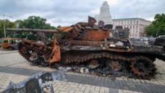 Сожженный российский танк в Киеве