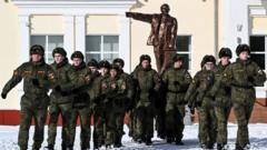 Российские солдаты маршируют