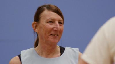 Delia Johnston playing netball