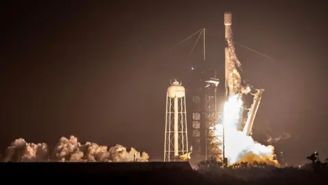 SpaceX launches lunar lander into orbit