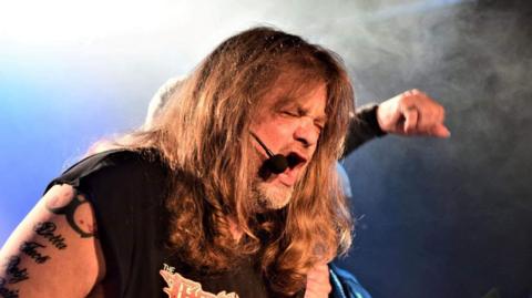 Steve Grimmett singing