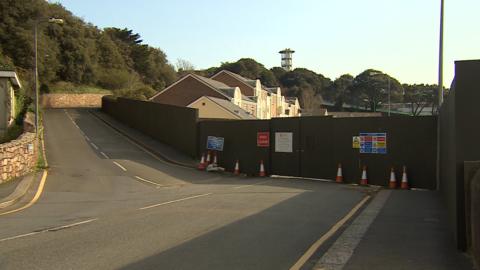 Pier road closed off section