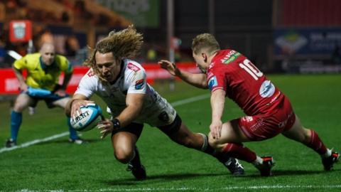 Werner Kok scoring a try