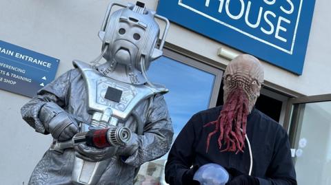 Cyberman and Ood outside a Doctor Who convention