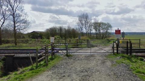 Carr Lane level crossing, Worlaby