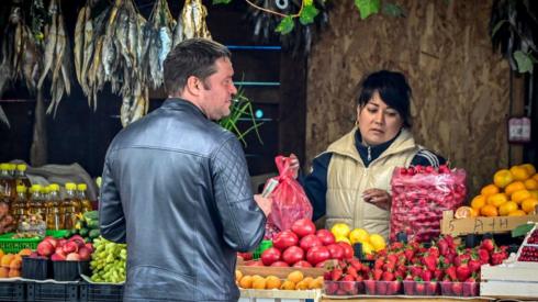 Market trader and customer in Moscow