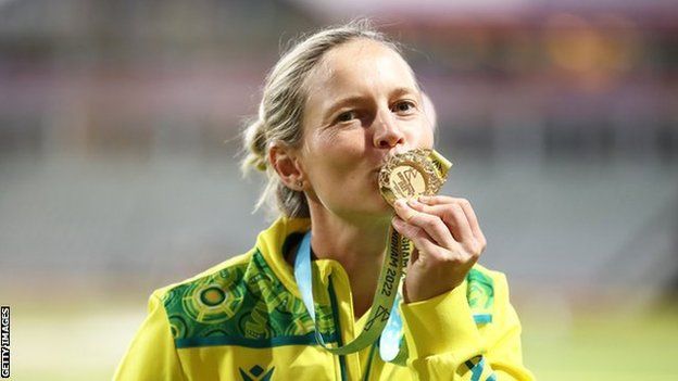 Meg Lanning kissing her Commonwealth Games gold medal