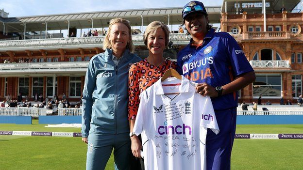 Jhulan Goswami was presented with a signed England shirt by Lisa Keightley and Clare Connor before her final ODI at Lord's