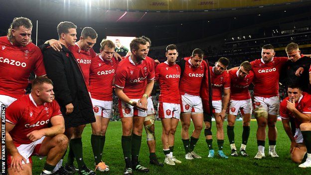Wales captain Dan Biggar addresses his squad after the third Test defeat in Cape Town