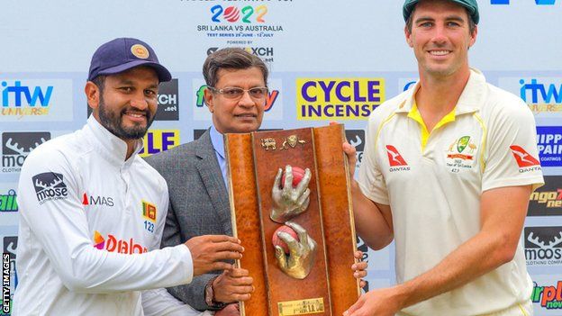 Sri Lanka captain Dimuth Karunaratne and Australia skipper Pat Cummins with the Warne-Muralitharan Trophy