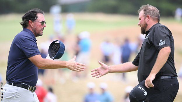 Mickelson and Lowry shake hands at the US Open