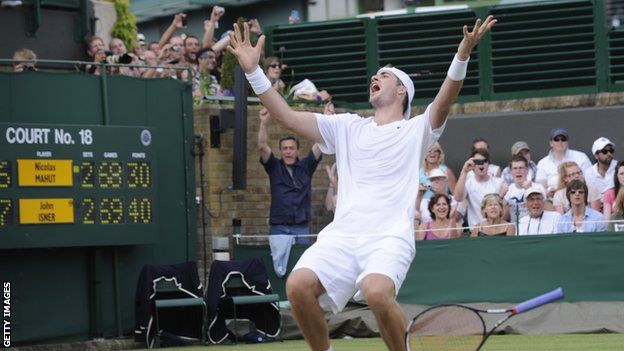 John Isner celebrates beating Nicolas Mahut in the Wimbledon 2010 first round