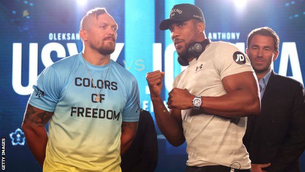 Anthony Joshua and Oleksandr Usyk pose for photos at a press conference