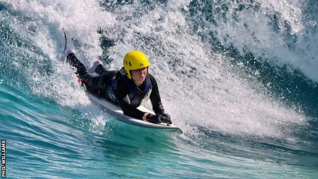 Hannah Dines surfing