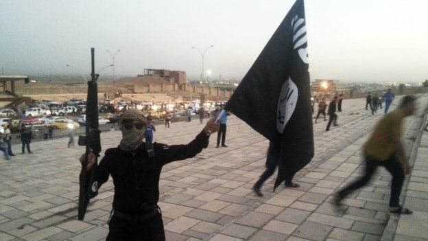 IS militant in Mosul (24 June 2014)