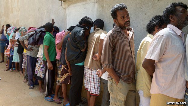 Migrants sent back to Sri Lanka by Australia queue at the magistrate's court (July 2014)