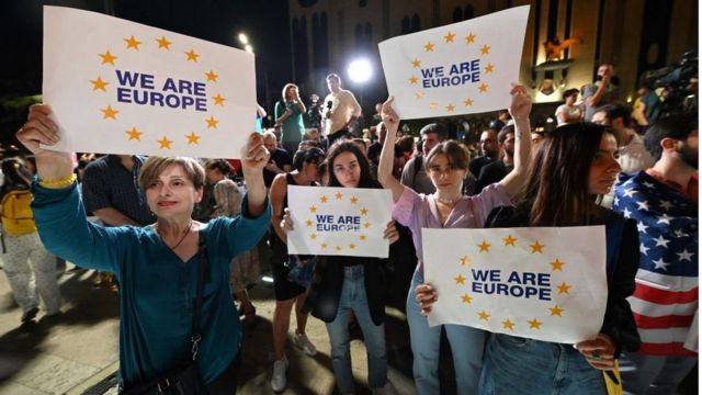 Участники акции с плакатами: "Мы- Европа"
