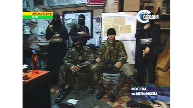В центре этого снимка - Мовсар Бараев с сообщниками во время теракта. Сделать небольшое интервью с ним смогли корреспонденты НТВ, которым разрешили зайти в здание театрального центра