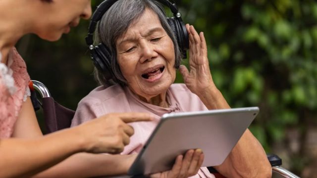 Музыка часто используется как одна из форм терапии для пациентов с деменцией, поскольку она может вызвать к жизни воспоминания