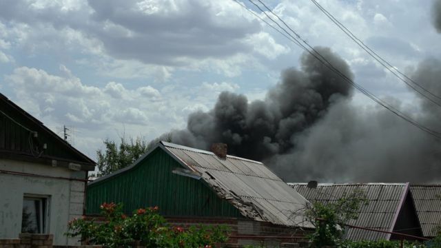 Дым от разрывов снарядов в восточном Донбассе