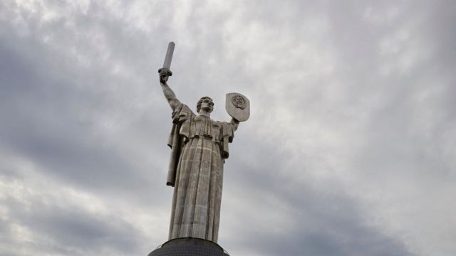скульптура "Родина-Мать" в центре Киева