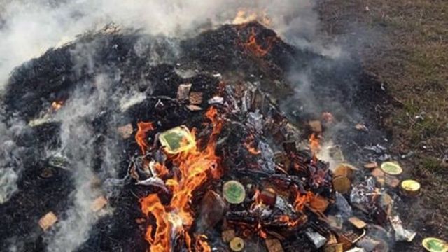Жители Херсона сжигают продукты из гуманитарной помощи