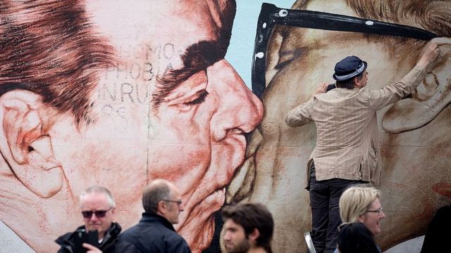 Дмитрий Врубель восстанавливает граффити "Братский поцелуй" на Берлинской стене