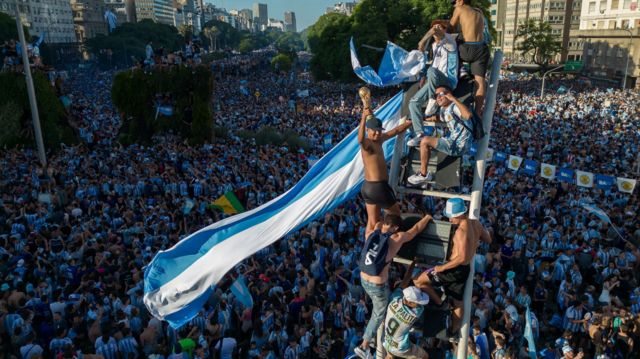 Даже многодневный фестиваль по случаю победы в Кубке мира по футболу не смог оживить аргентинскую экономику. Ее падение в декабре 2022 года оказалось еще хуже прогнозов