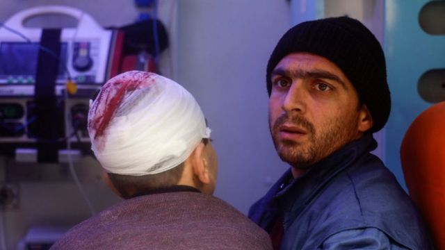 Людям, пострадавшим во время утреннего землетрясения, оказывали помощь в больнице Баб-эль-Хава - недалеко от контролируемого сирийскими повстанцами пункта пересечения границы с Турцией.