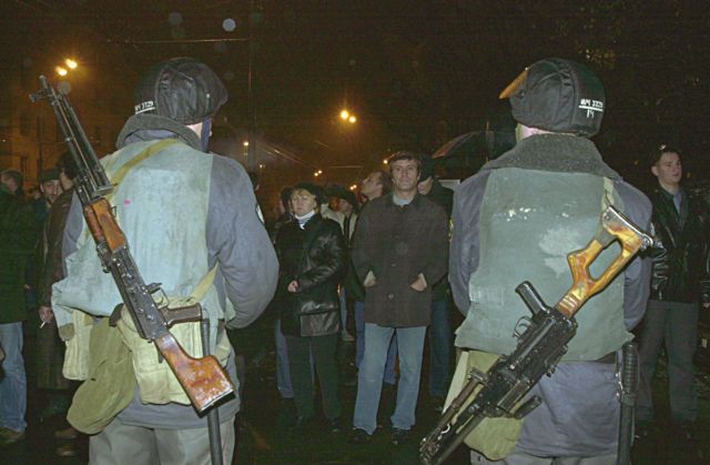 Участники оцепления у захваченного центра на Дубровке, 24 октября. Оцепление не помешало прорваться к зданию нескольким гражданским