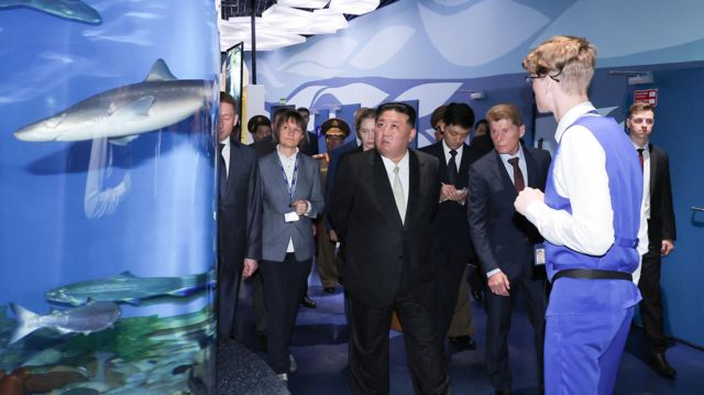 Ким Чен Ын во время визита в океанариум во Владивостоке