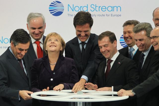 Вот как радовались европейские лидеры, открывая первую нитку "Северного потока" в ноябре 2011 года